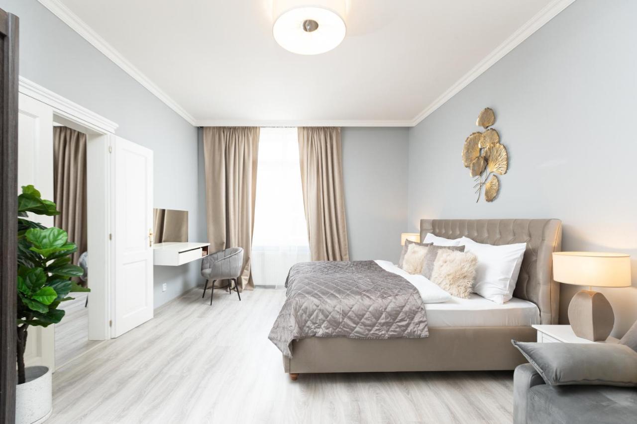 Luxury Central 150M2 Apartment On Wencelas Square With Private Garage Прага Екстериор снимка